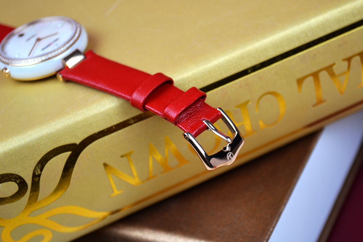 有水晶有钻石,能测UV会自拍,续航8个月,为妹子而生的智能表