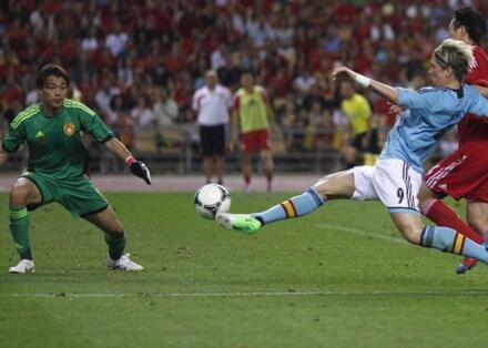 布冯单场七次扑下梅西,布冯挡出几次卡洛斯射门