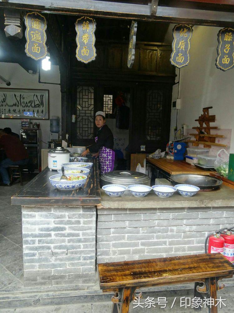 陕北俊俏女子勇闯袁家村大嘴吃四方