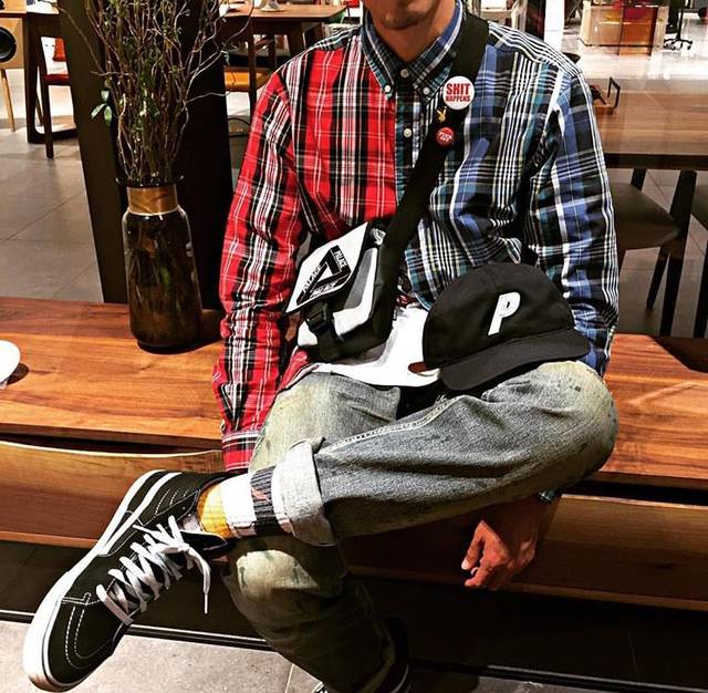 supreme和lv联名的世纪双肩包,supreme和lv联名红色手拿包