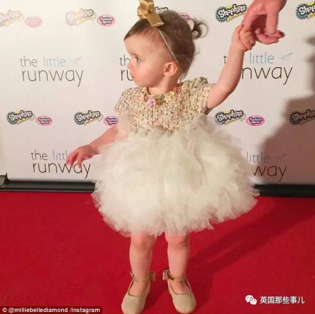 两岁能干嘛？人家的两岁……已经开始各种走秀代言了……