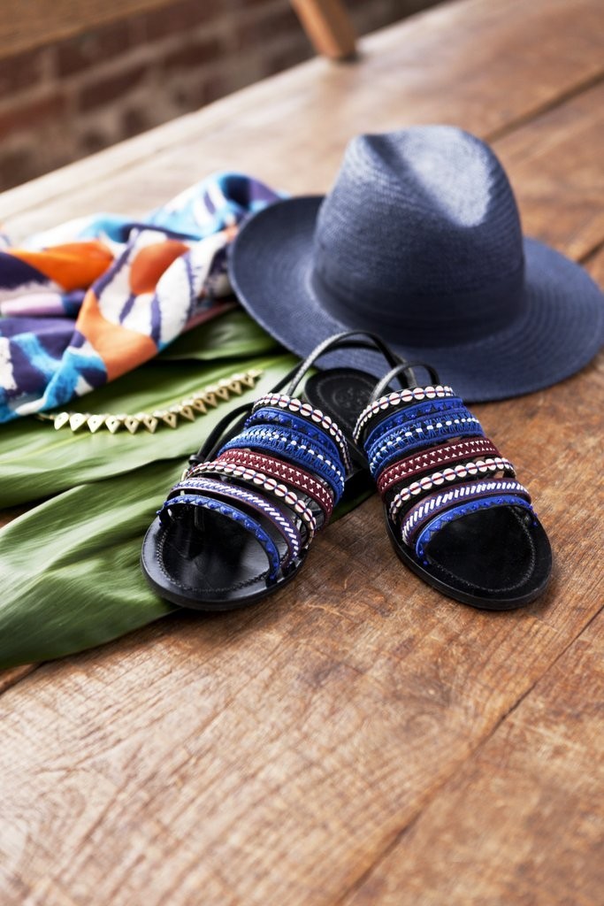 哪些是衣橱里永不过时的单品 (女生衣橱必备的6款经典单品)