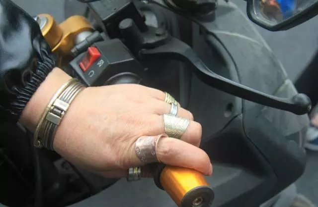 一张图帅呆所有人!温州“追风奶奶”把48岁过得如此潇洒