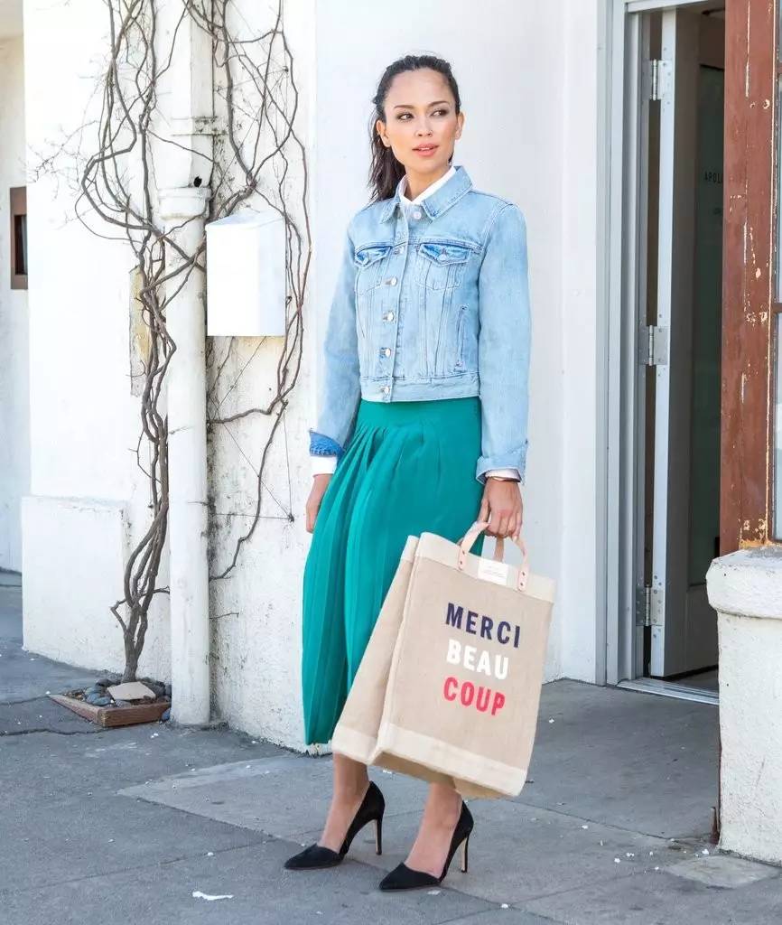 哪些是衣橱里永不过时的单品 (女生衣橱必备的6款经典单品)