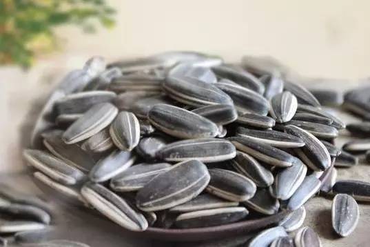 春节期间不能吃的两种瓜子,过年的瓜子可以吃吗有毒吗