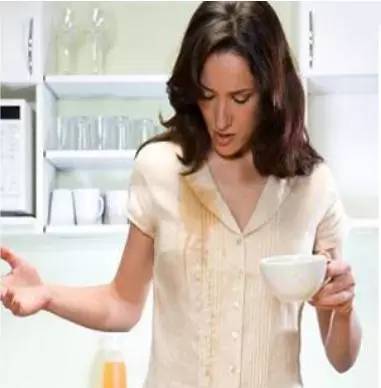 新衣服洗完后有油渍是怎么回事,衣服上弄了油渍洗不掉要怎么处理