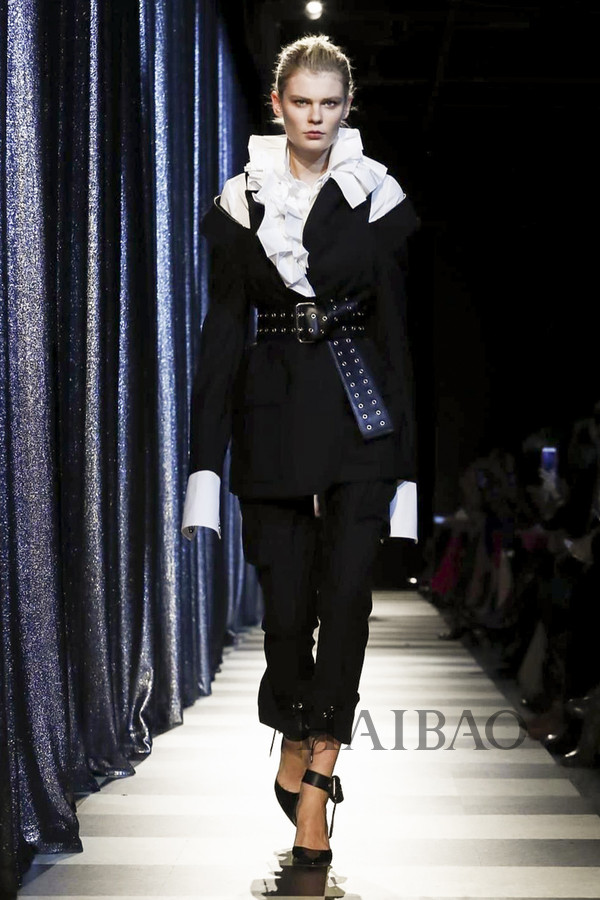 浪漫与柔媚的无限延伸！Monse2017秋冬女装秀，海报网带你亲临2017秋冬纽约时装周