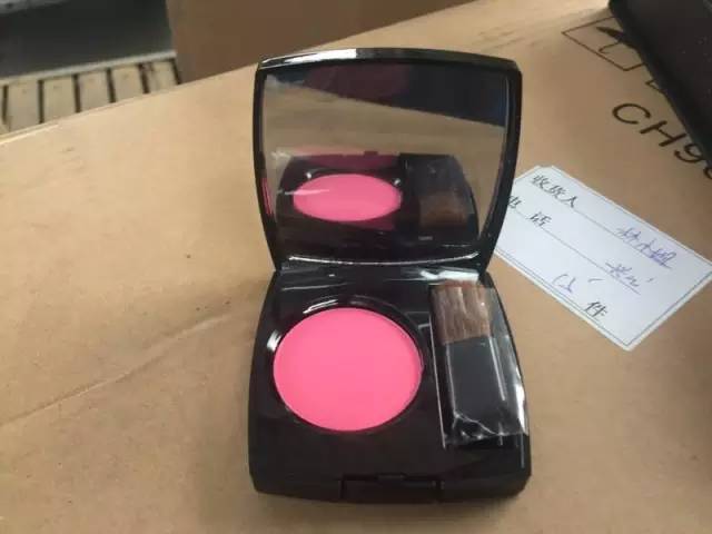 警方查获假冒奢侈品包包,百余件侵权假大牌被海关查获