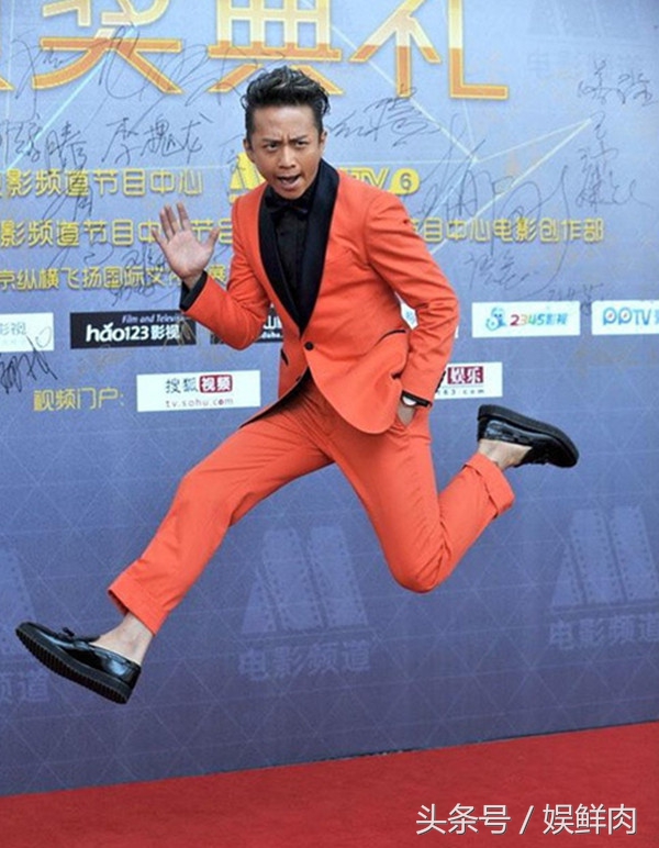 王俊凯跨年演唱会和张杰对比,王俊凯跳山羊