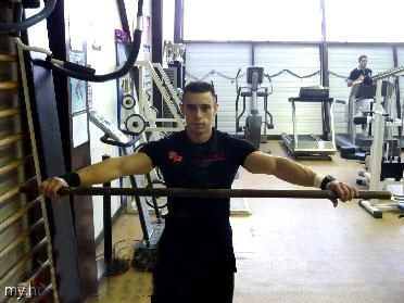 肩部躺着锻炼方式,肩部肌肉爆裂训练