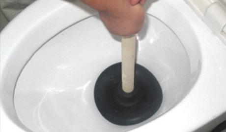 马桶堵住了最快的解决办法,马桶堵住了冲不下去有什么办法