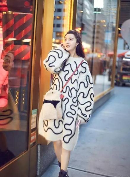 范冰冰同款灰色垫肩毛衣,很多女星穿的衣服