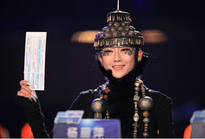 杨丽萍穿薄纱孔雀服,杨丽萍的孔雀服竟是画上去的