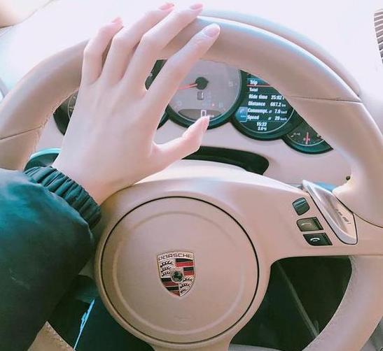 人傻钱多系列:韩国美女在中国直播赚了辆保时捷