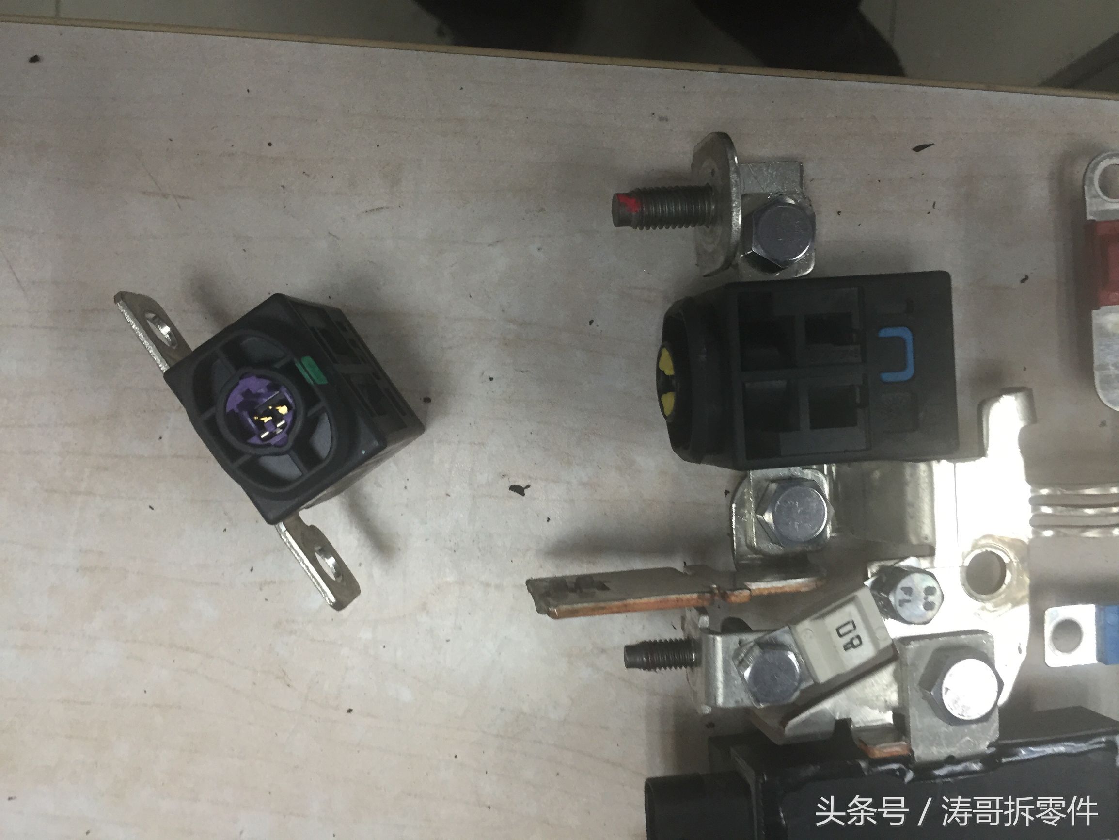 奔驰断电复位教程,奔驰A200玻璃开关怎么拆