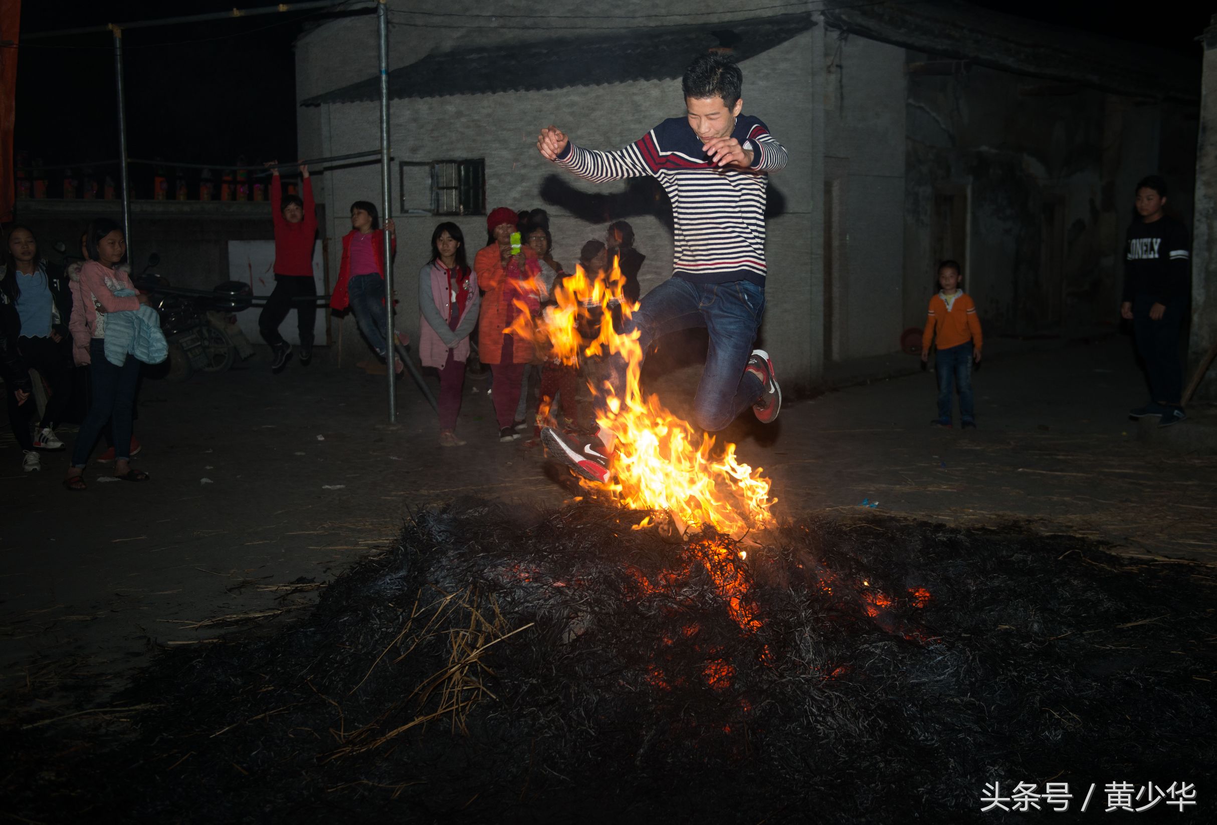 广东普宁民俗送香船跳火堆