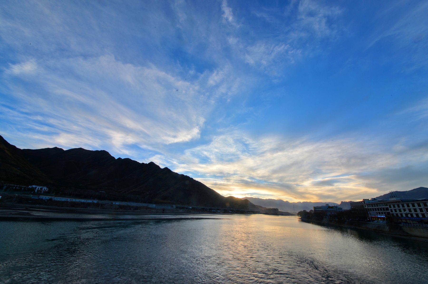 河道被挖开,被挖出来的河
