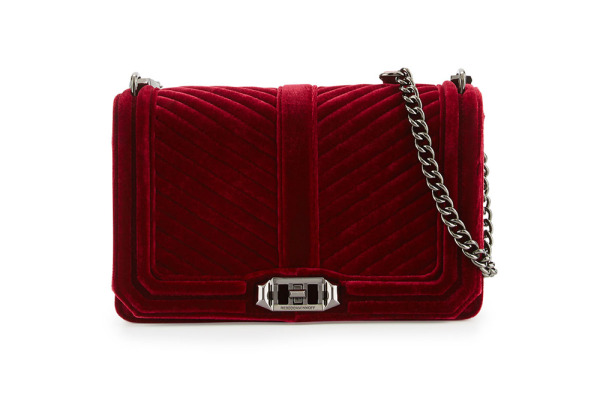 两千左右给女朋友买什么礼物 (200元给女朋友买什么礼物)