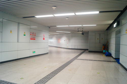 实拍正月初一夜晚深圳宝体地铁站，偌大地铁站内很安静