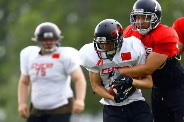 橄榄球重量级对抗,橄榄球赛激烈对抗