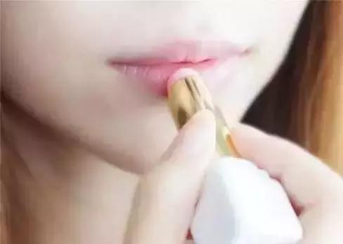 嘴唇干燥可以舔吗?为什么?