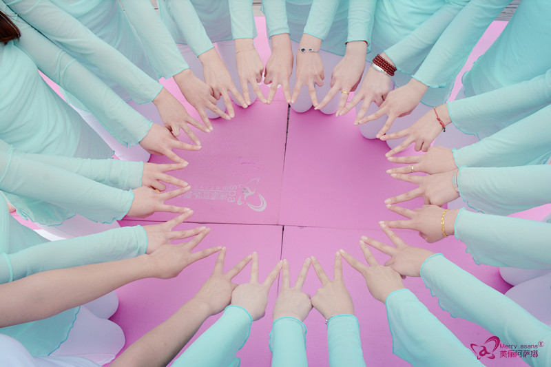 10个平凡女孩和瑜伽共舞之后