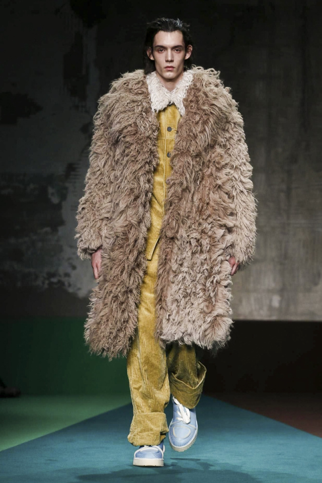 黑貂权志龙,权志龙穿黑貂演唱会