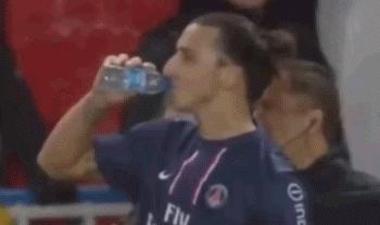 裁判：哥，给口水喝行不奉先：走开，这是我从老家带的二锅头