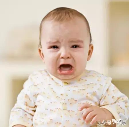 满月宝宝总是干呕怎么回事,宝宝最近吃东西总是干呕