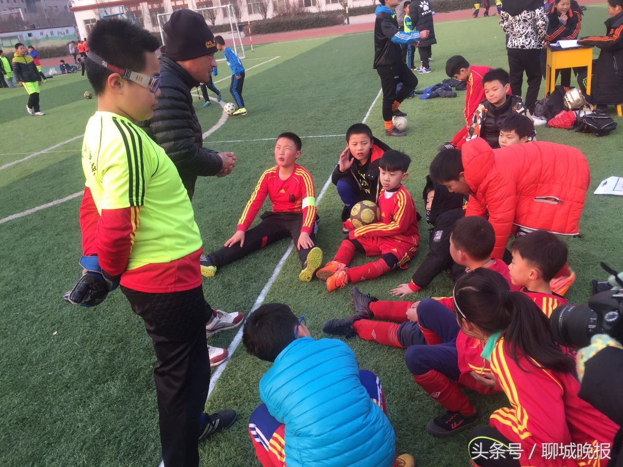 小学生踢足球可以加分吗,青少年踢足球有什么好处