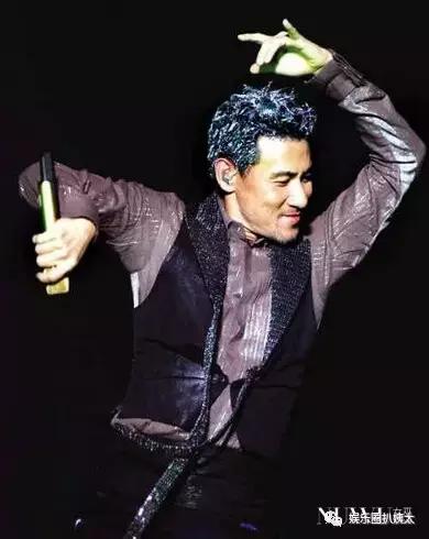 张杰下腰歌唱,张杰大张伟开场舞