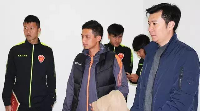 公益行梅县铁汉足球俱乐部为“小洋”献爱心