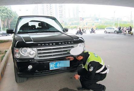 车牌照螺丝钉规定装几个,车牌只有两个孔位怎么装四个螺丝