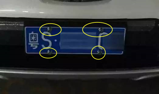 车牌照螺丝必须安四个吗,车牌只有两个孔位怎么装四个螺丝