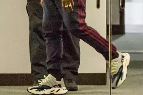 yeezy鞋最新发售款,yeezy最新款鞋红色