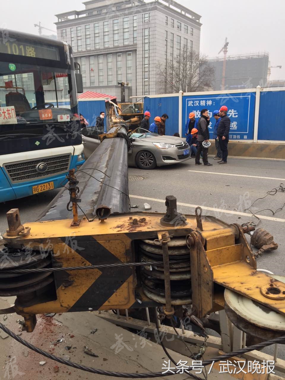 武汉汉阳塔吊钢管掉落事故视频,武昌吊车倒塌事件