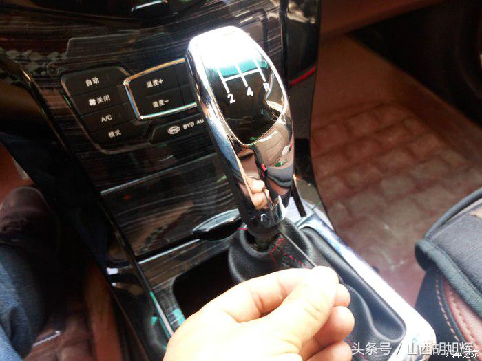 比亚迪速锐排挡头怎样拆,比亚迪速锐排挡防尘套怎么装