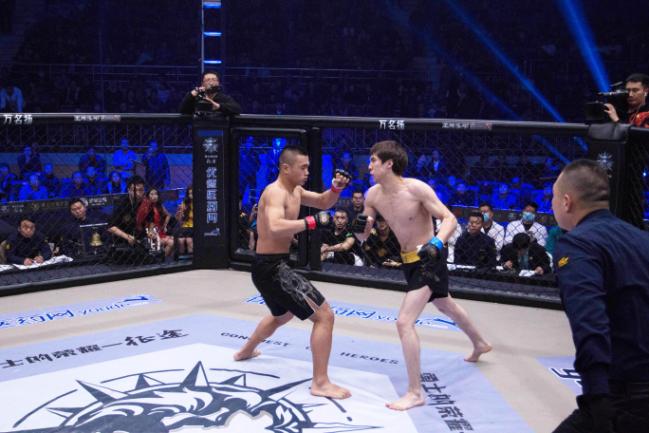 日本裁判忍辱负重把日本选手踢飞,日本选手挑衅裁判被暴揍