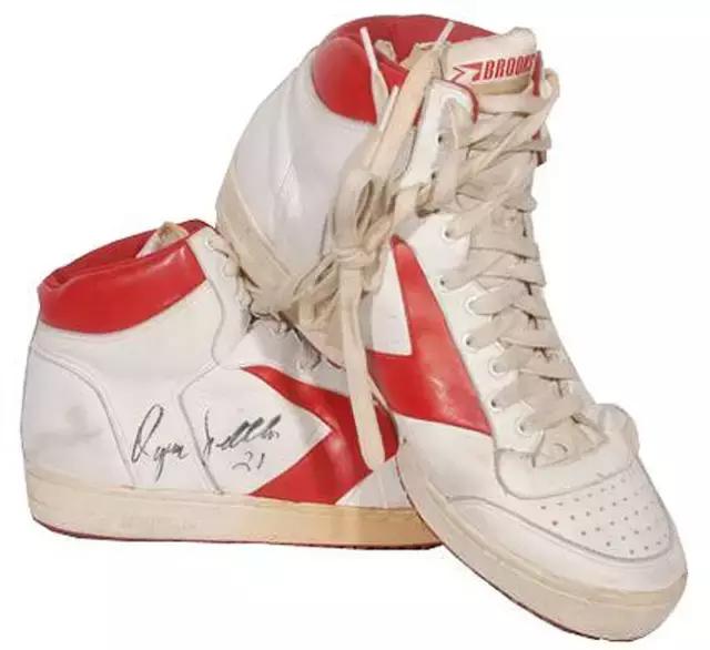 今年扣篮大赛上脚球鞋,乔丹扣篮大赛穿的球鞋