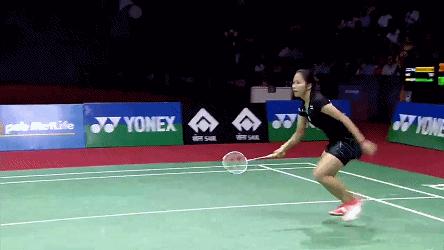 新手入门羽毛球鞋怎么选,选羽毛球鞋怎么看脚型