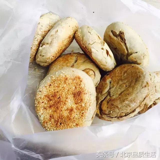 一天1万个都不够，这个北京爷们用40年创造了麻酱烧饼的传奇！