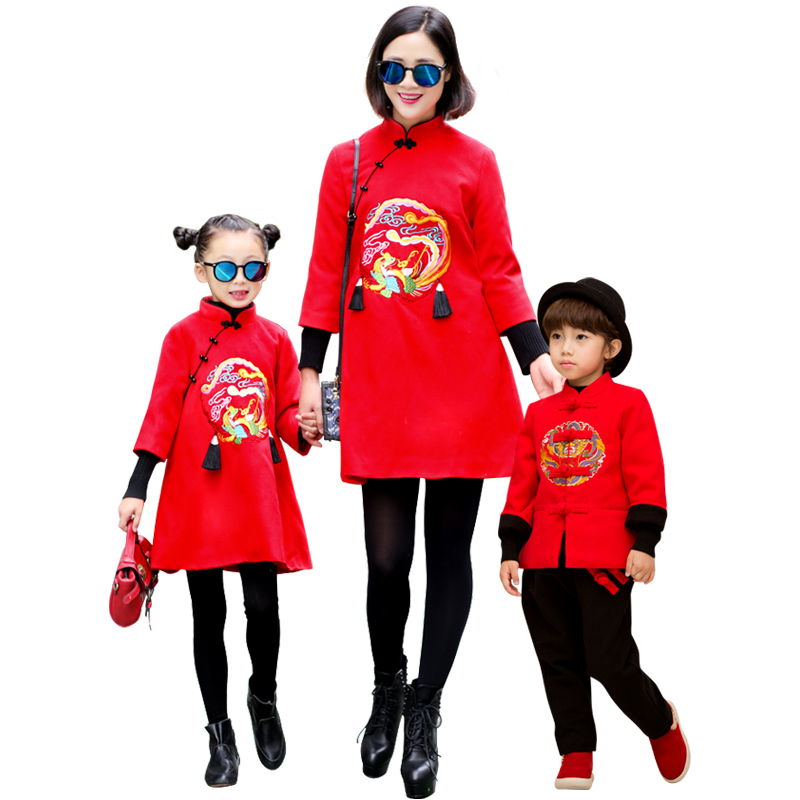 成年人一家四口亲子冬装,幸福一家人和睦温馨