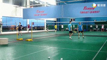 羽毛球反手发高远球动作讲解示范,羽毛球握拍教学视频李玲蔚