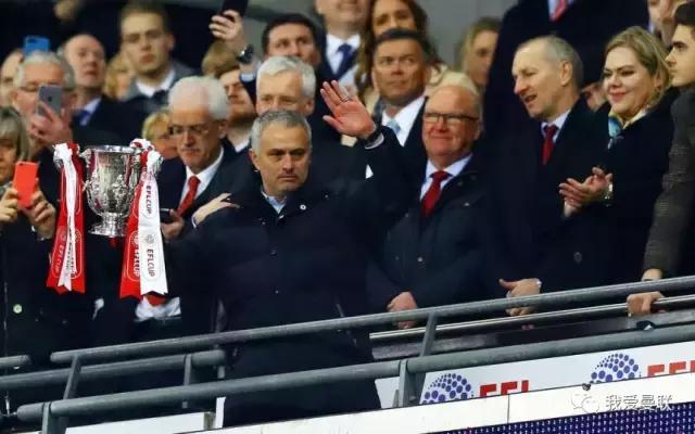 曼联首冠绝非终点,穆帅了却弗爵最大夙愿!颁奖典礼一瞬间太酷了