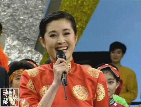 央视主持人董卿和倪萍的视频,两代央视一姐董卿倪萍同框