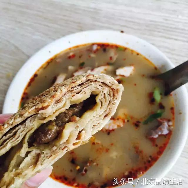 一天1万个都不够,这个北京爷们用40年创造了麻酱烧饼的传奇!