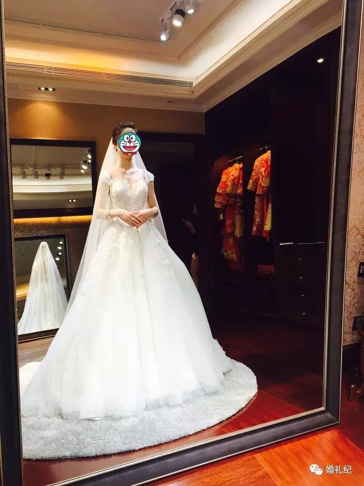 太瘦婚纱撑不起来?她们试完10家店,发现这3个款式最遮骨头