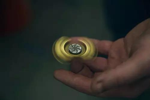 指尖陀螺飞快的旋转,超高速指间陀螺