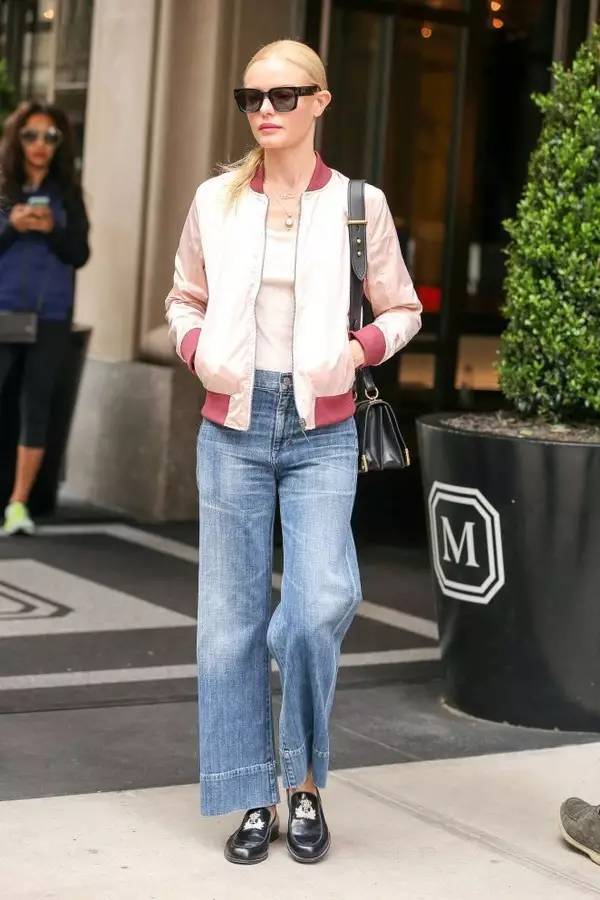 牛仔裤卷裤脚好看还是不卷好看,不剪裤脚的牛仔裤春夏新款