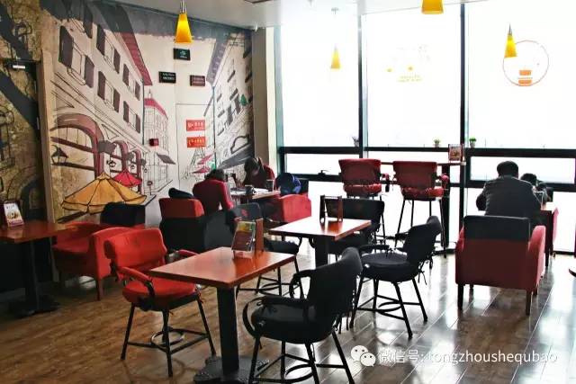 喝着咖啡、玩着手机候诊的潞河医院,您还认识嘛?